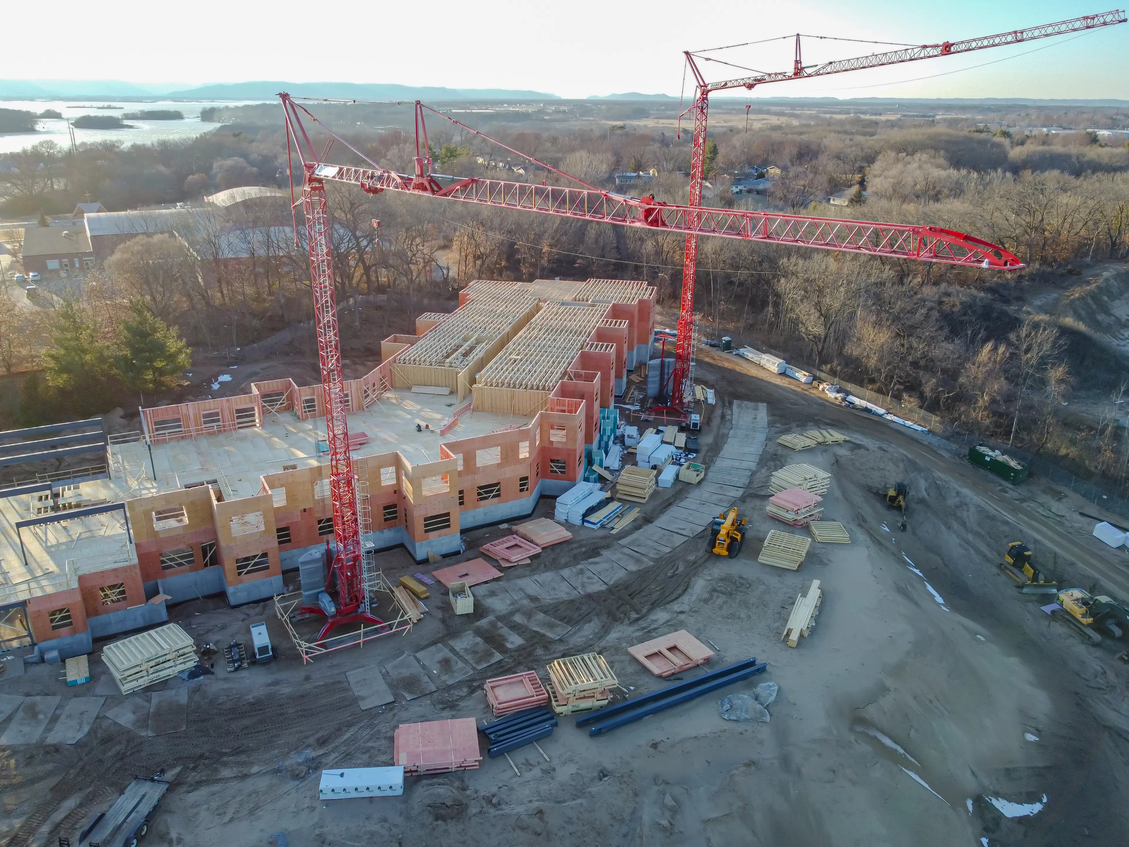 Vue aérienne d’un chantier de logements avec deux grues à tour