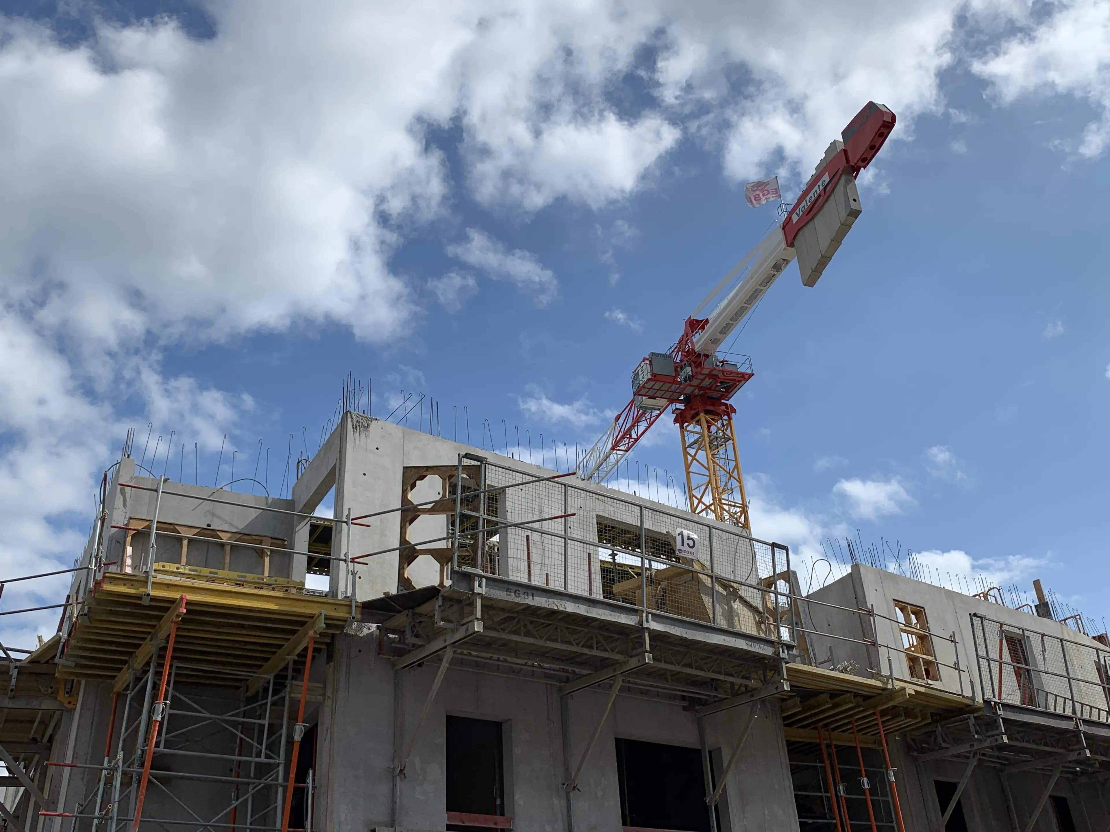 Immeuble en construction avec une grue à tour