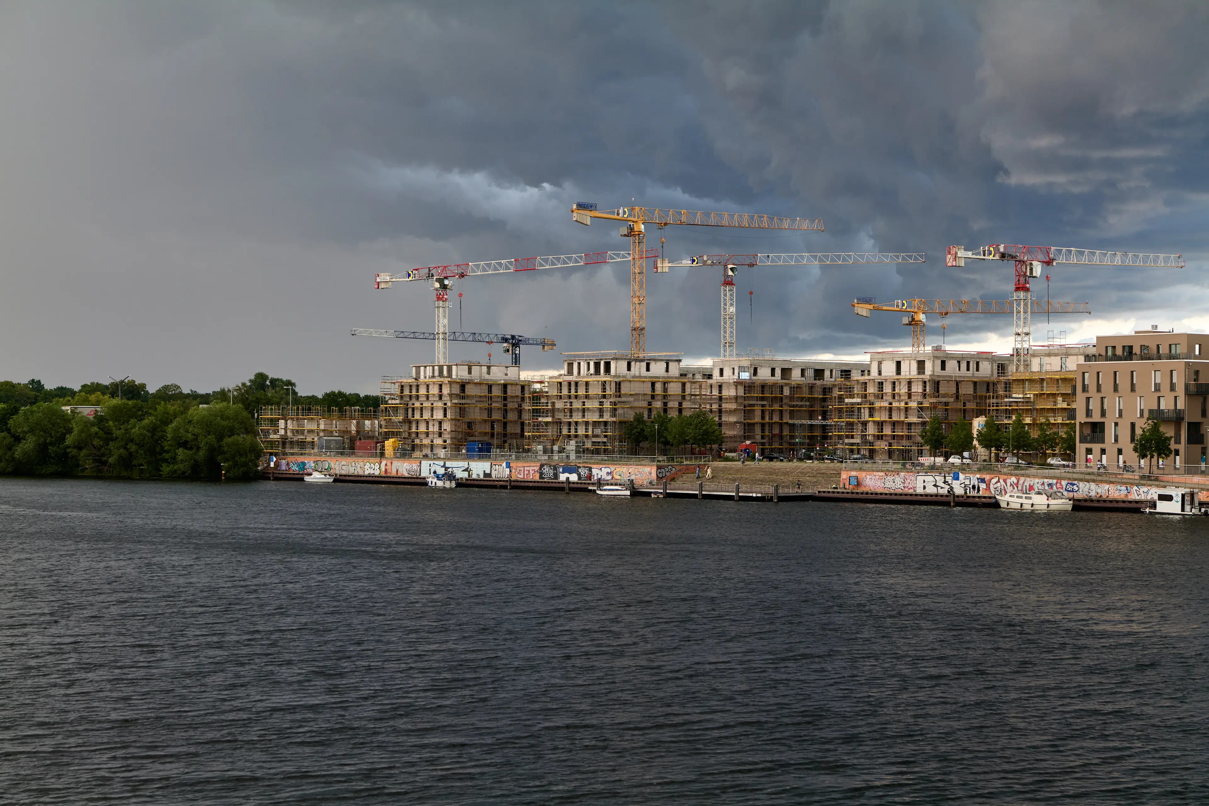 Résidences en construction et grues au bord de l’eau