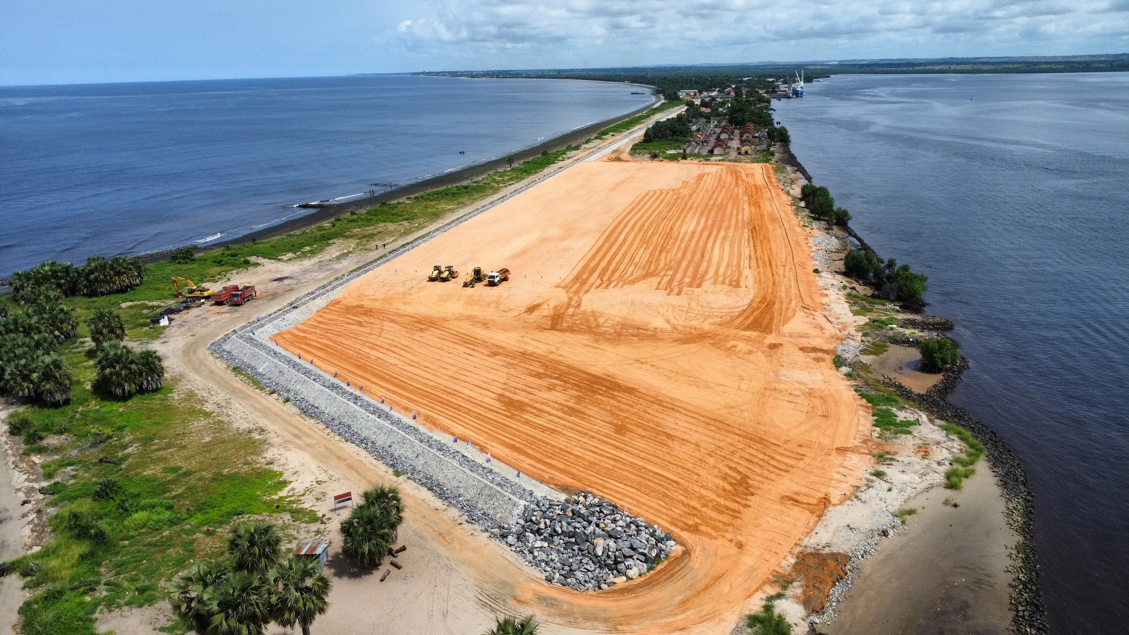 Vue aérienne de travaux de terrassement en bord de fleuve